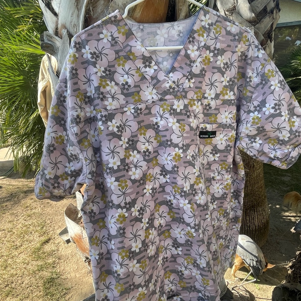 Women’s Scrub Med floral scrub top. Medical nurse size XXL